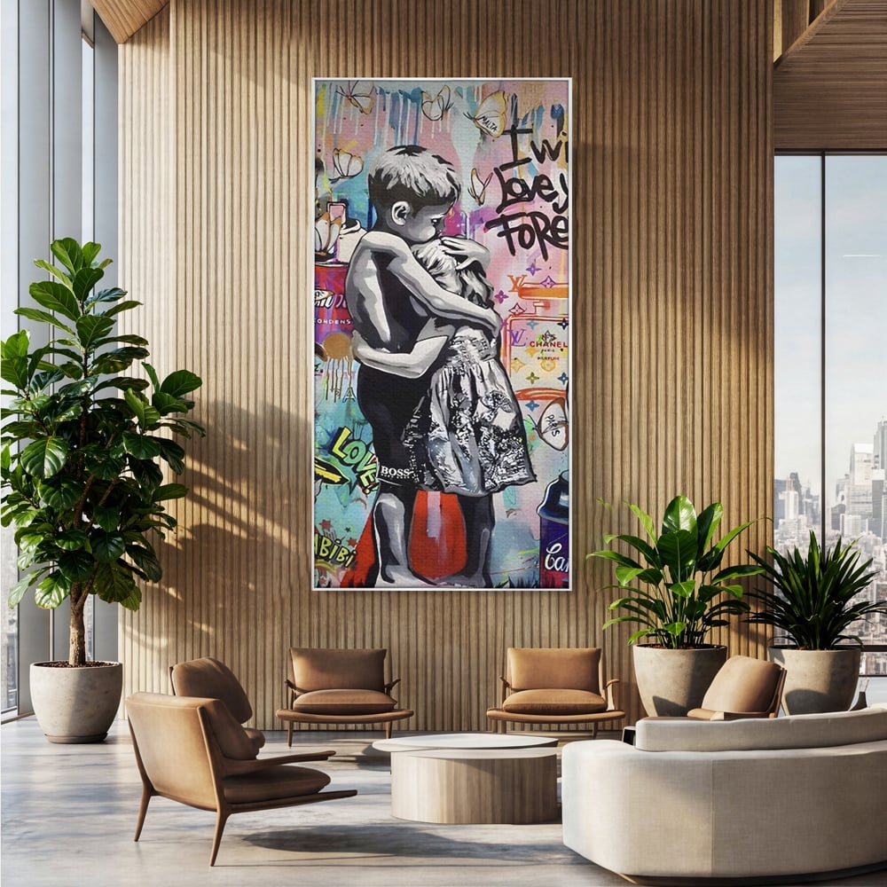 Tablou canvas cu tablou canvas cu doi copii imbratisati, in rama de aluminiu argintiu, pe perete intr-un birou